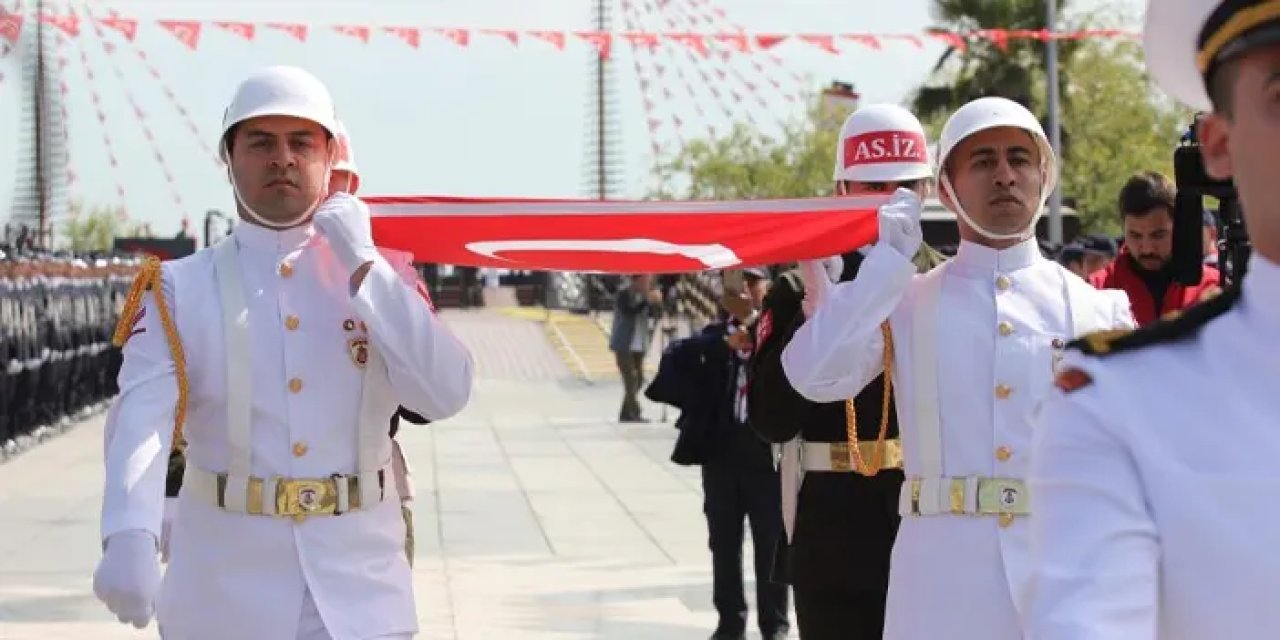 Samsun'da Atatürk’ü temsil eden bayrak karaya çıktı