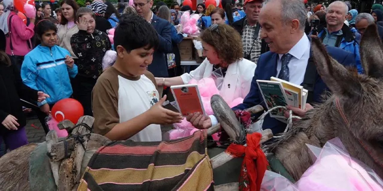 Kırklareli'nde eşekle köy köy gezip kitap dağıtıyor