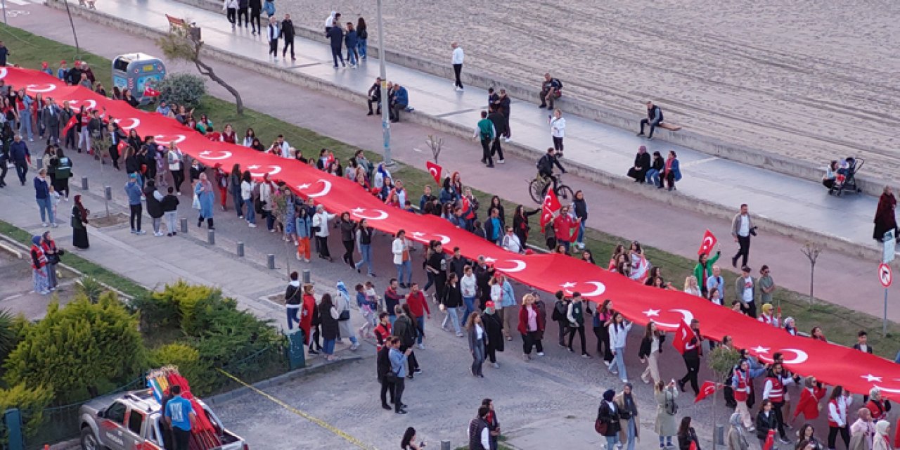 Samsun'da 1919 metrelik dev bayrakla yürüyüş
