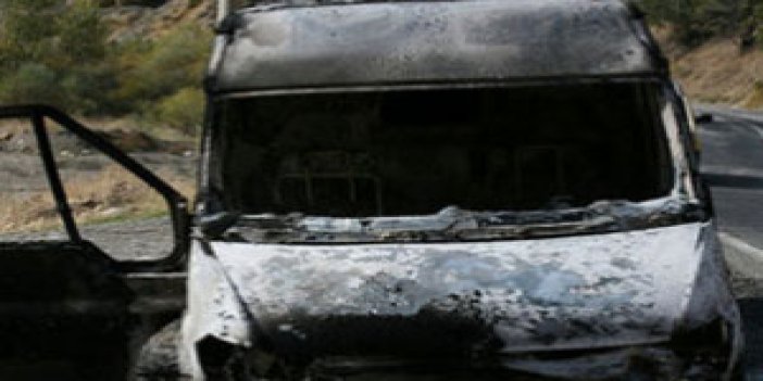 Teröristler yol kesip araç yaktı