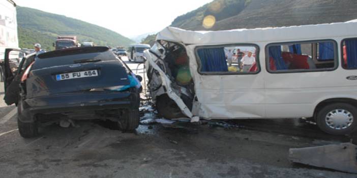 Samsun'da Yolcu Minübüsü otomobil ile çarpıştı, 5 ölü 15 yaralı. 13 Temmuz 2012