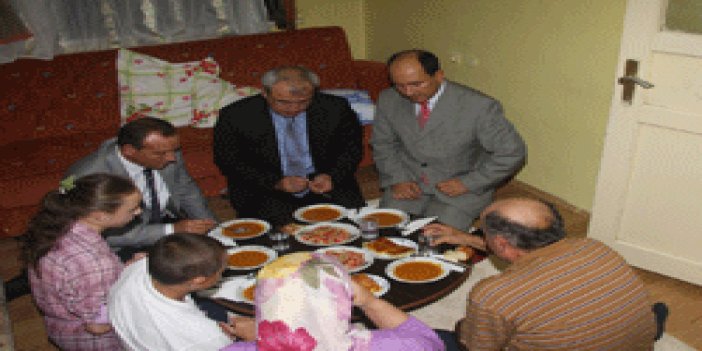 Vali Kızılcık yer sofrasında iftar açtı