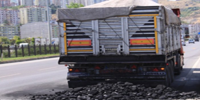 Trabzon'da yol kömürle kaplandı