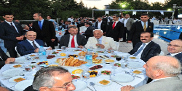 Bakan'dan 2 bin kişilik iftar yemeği