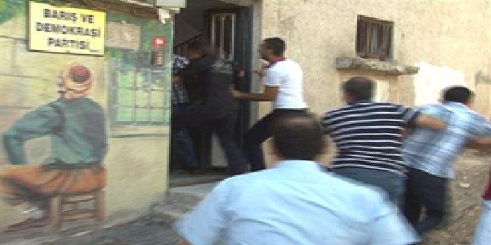 Ülkücü gençler BDP'ye saldırdı
