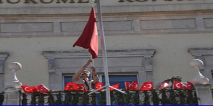 Yasağa rağmen Türk bayrağı asıldı