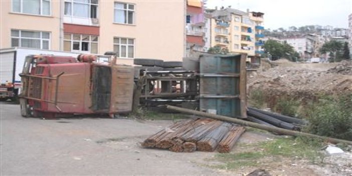 Trabzon’da demir yüklü kamyon devrildi
