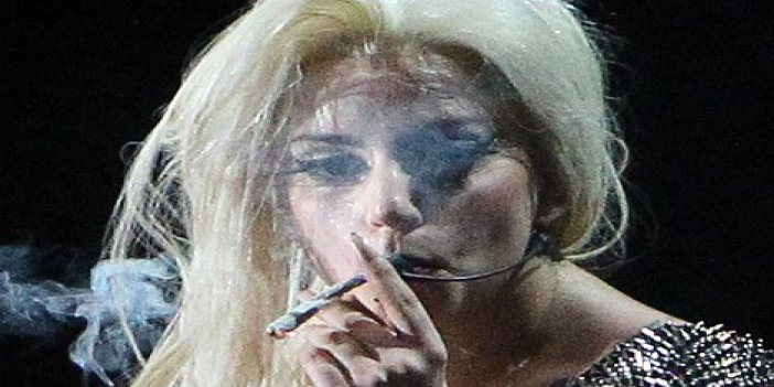 Lady Gaga konserde esrar içti