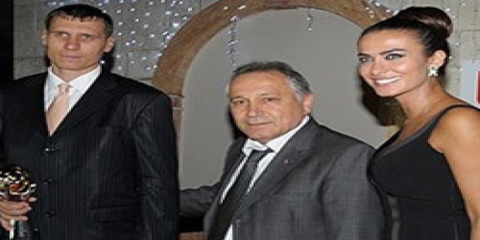 Trabzonsporlu Sergey ödülünü aldı