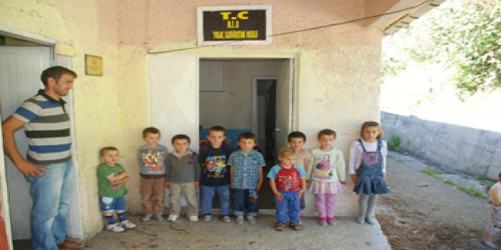 Trabzon'da öğretmeni olmayan okul!