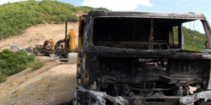 Teröristler fıstık yüklü kamyonu yaktı