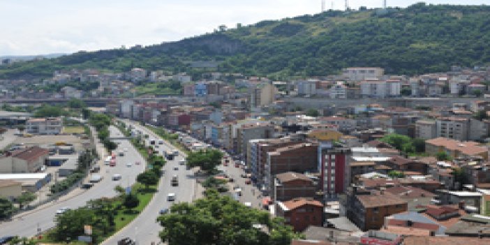 Trabzon'da araçtan yağ aktı yol kapatıldı