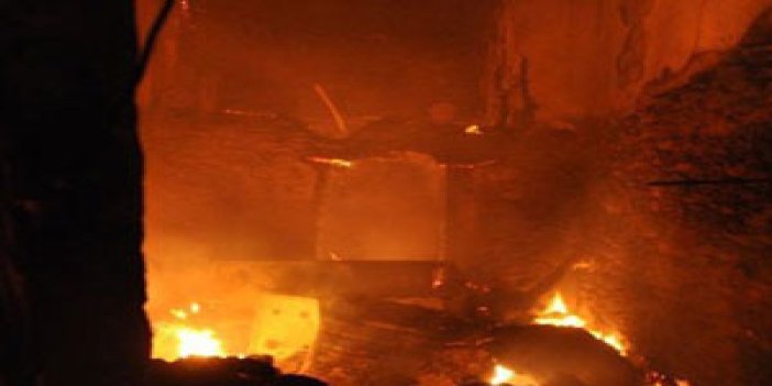 Manisa'da çıkan yangında 3 ev kül oldu