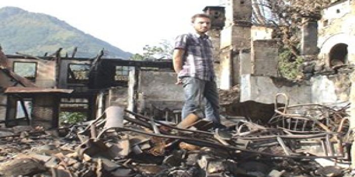 Artvin'de çıkan yangında iki aile evsiz kaldı
