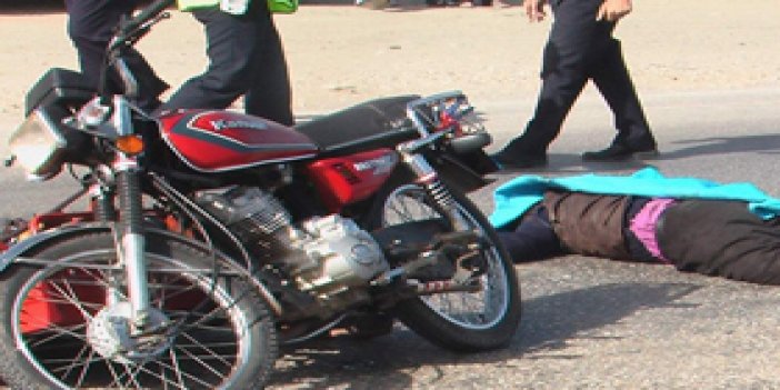 Motosiklet elektrik direğine çarptı:1 ölü