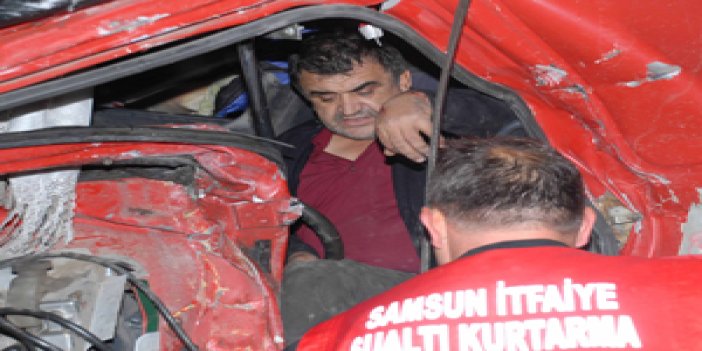 Samsun'da kazada sürücü kamyona sıkıştı