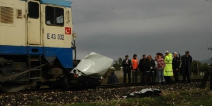 Yük treni otomobile çarptı: 1 ölü