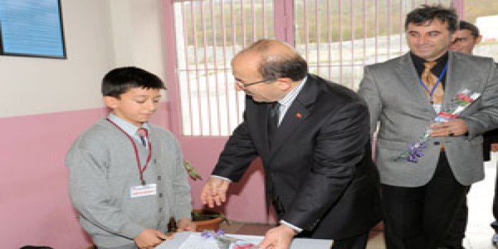 Gümrükçüoğlu okulları ziyaret etti