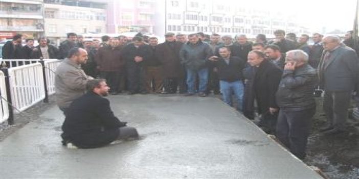 Eylem yapan imam, beton harca girdi