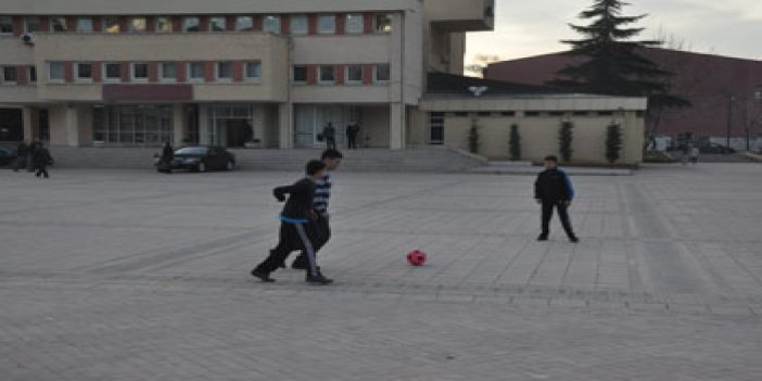 Trabzon Valiliği önü futbol alanı