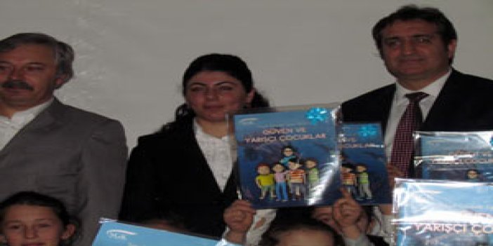 Trabzon'da öğrencilere kitap dağıtıldı