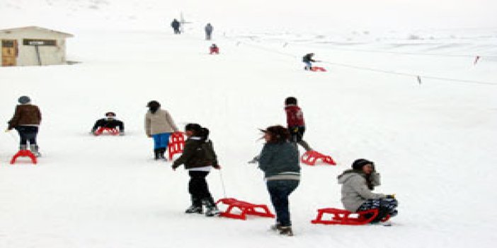 Gümüşhane'de öğrenciler kayak yaptı