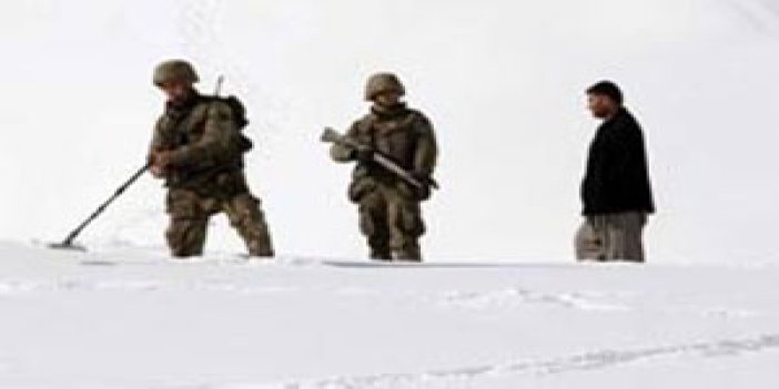 Askerler dağ taş mayın arıyor