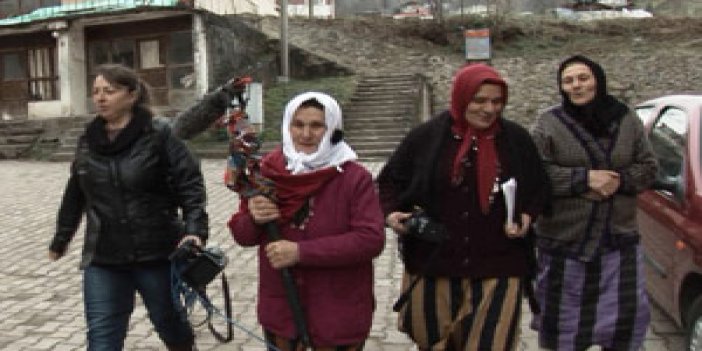 Trabzonlu neneler köy kahvesini bastı!