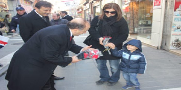 Gümrükçüoğlu sokak sokak karanfil dağıttı