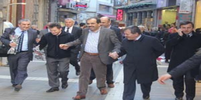 Trabzonlu Bakan yardımcısı karanfil dağıttı