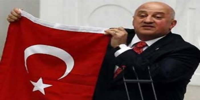 CHP’li Uğur Bayraktutan, Türk bayrağı açtı