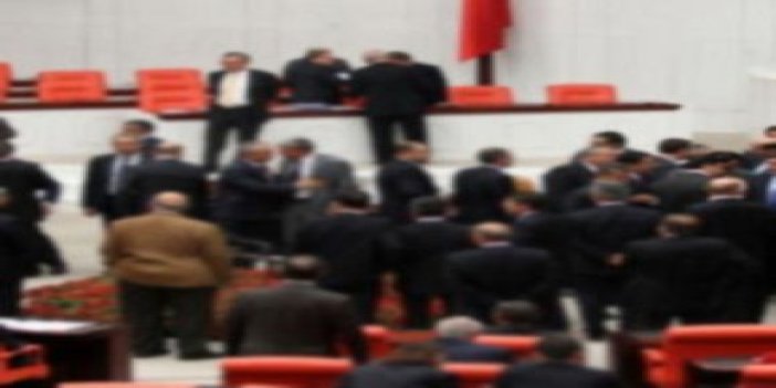 CHP Meclis kürsüsünü işgal etti