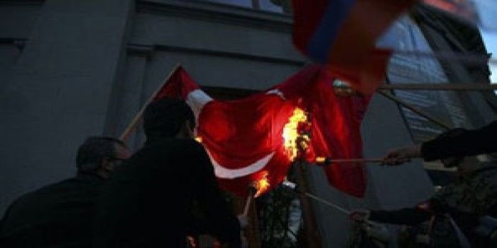 Sloganlarla  Türk bayraklarını yaktılar