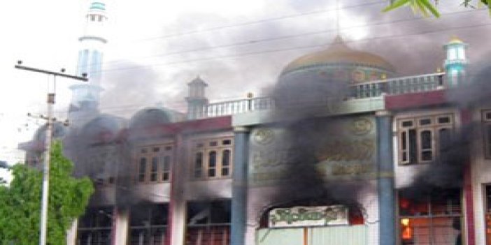 Camileri yakıp evleri ateşe verdiler