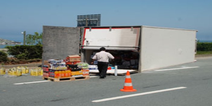 Rize'de gıda yüklü kamyon devrildi