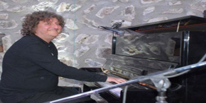 Tuluyhan Uğurlu, Rize'de konser verdi