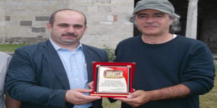 Trabzonlu yönetmene plaket verildi