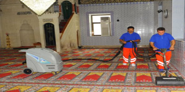 Trabzon'da camilerde Ramazan temizliği