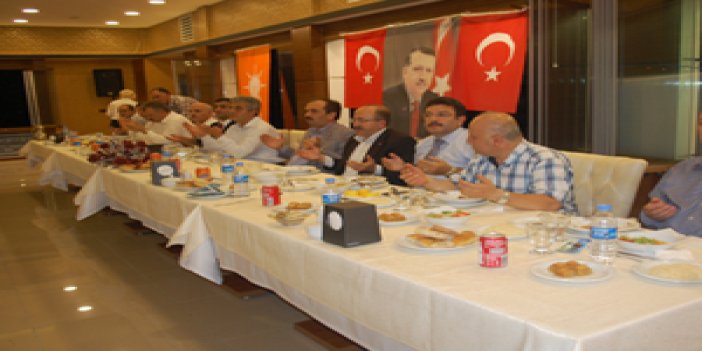 Trabzon Ak Parti'de iftar yemeği