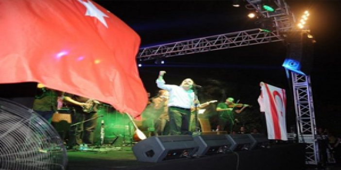 Sahneye Türk bayrağıyla çıktı
