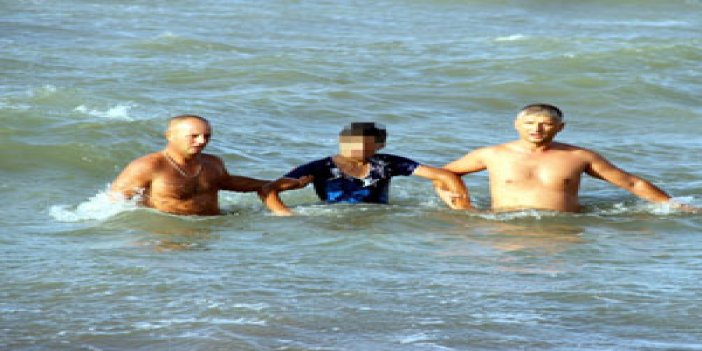 Samsun'da bir genç polisten kaçtı denize atladı