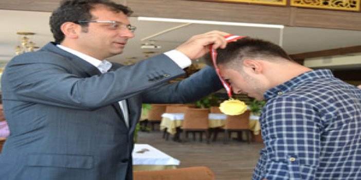 Şampiyonluk kupasını Trabzonspor yöneticisi verdi