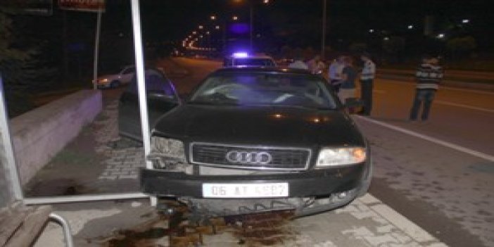 Samsun'da araç otobüs durağına çarptı: 1 yaralı