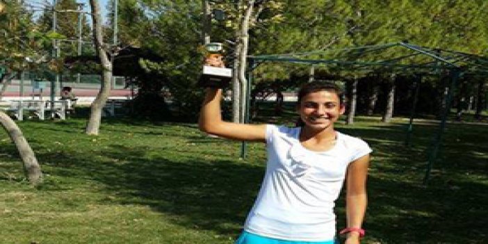 Trabzonlu Ecem kupa ile döndü