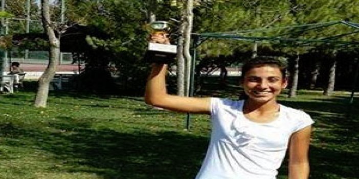 Trabzonlu sporcu Ecem kupa ile döndü