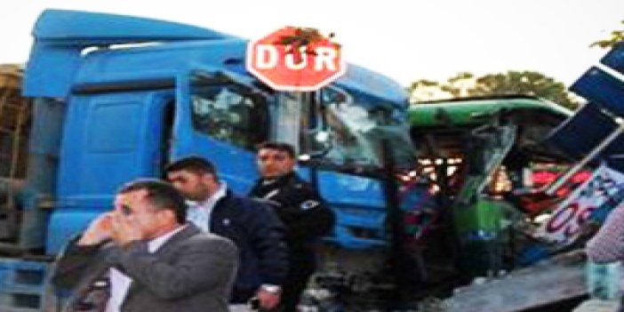 Otobüs hafriyat kamyonu ile çarpıştı: 10 Yaralı