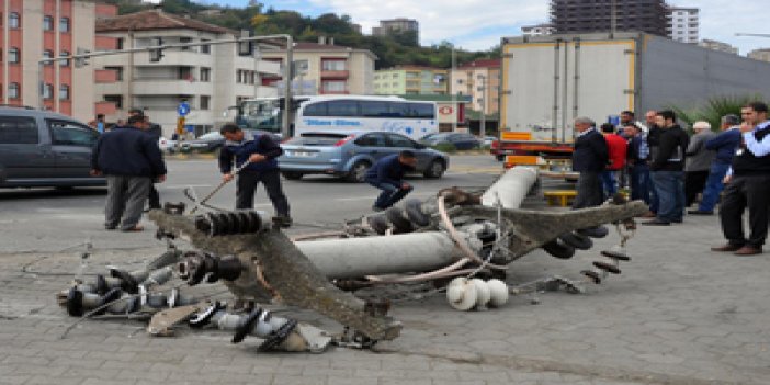 Trabzon'da tır elektrik direğine çarptı!