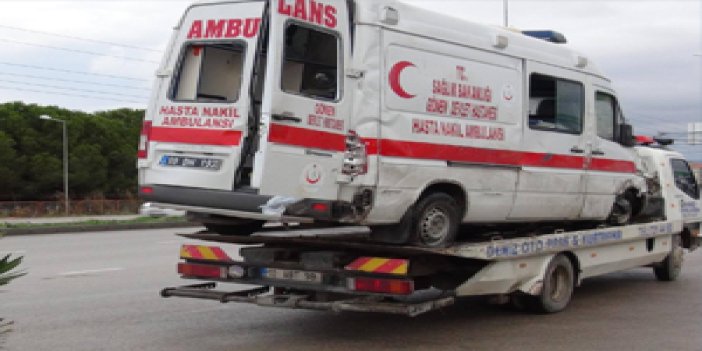 Ambulans ve otomobil çarpıştı: 1 ÖLÜ 4 YARALI