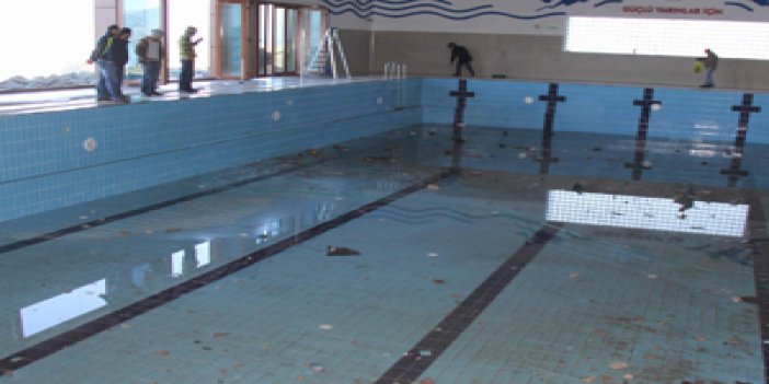 Rize'de yüzme havuzunu deniz suyu bastı