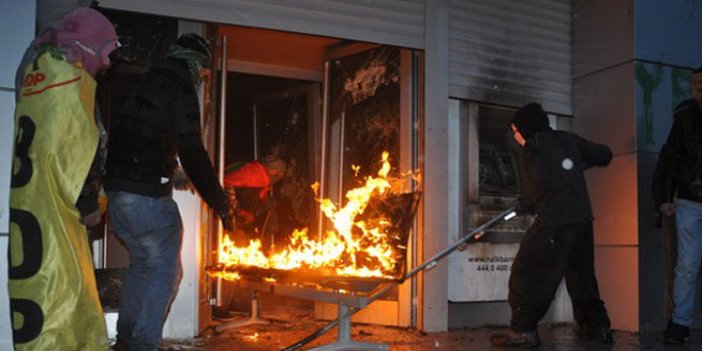 PKK'lılar banka şubesini ateşe verdi!